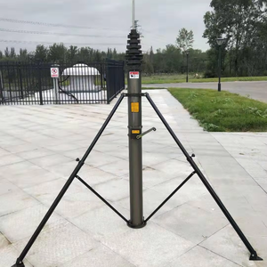Mât de treuil télescopique de poteau d'antenne réglable étanche IP67 de 7 à 12m avec charge utile de 10kg pour caméra PTZ, WiFi PtP et antenne parabolique - Product Image 1