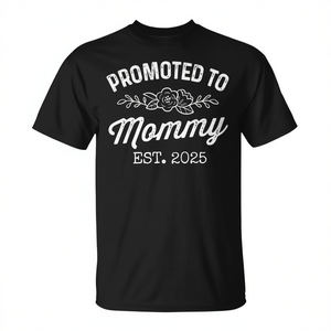 Camiseta de manga corta con cuello redondo para futuras mamás, regalo para mamás de primera experiencia, Promovida a Mamá, Est. 2025 - Product Image 3
