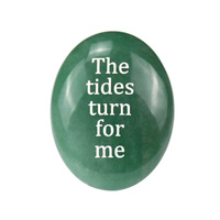 Gravierte Kristall-Handsteine mit dem Zitat „The Tides Turn for Me“ in polierten ovalen Formen als Ermutigungsgeschenke und Schreibtisch-Andenken.