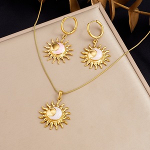 LiCai Damen Retro Sonne Mond 2-teiliges Schmuckset, Edelstahl Vergoldet Rosa Weiß Emaille Ohrstecker Halskette, Modeschmuck - Product Image 1