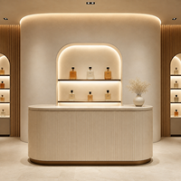 Aménagement de boutique de parfums, présentoir sur mesure pour parfums, comptoir de vente en bois pour projet d'aménagement intérieur de magasin de parfums