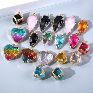Colgante de piedras de cristal en forma de corazón, degradado colorido, técnica de incrustación de borde dorado galvanizado, abalorios de collar DIY - Product Image 1