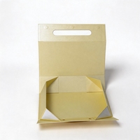 Boîte cadeau rigide pliable personnalisée à couvercle magnétique, en papier couché avec pelliculage mat et poignée métallique pour vêtements et chaussures