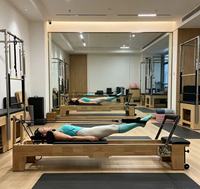 Reformer Pilates en Bois de Chêne Durable pour Yoga, Entraînement Physique, Multifonctionnel, Écologique et Sain