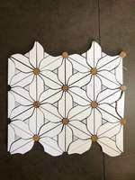 Mosaïque de marbre blanc poli en forme de lanterne arabesque, motif floral inspiré par le jet d'eau, incrustation en laiton pour mur de salle de bain
