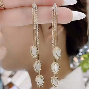 Orecchini Pendenti Lunghi con Micro Incastonature a Tulipano e Nappine, Gioielli per Orecchie da Donna Giovanili e alla Moda - Product Image 2