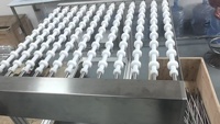 Système de rouleaux de convoyeur personnalisé en PTFE flexible avec arbre en acier inoxydable et engrenage pour machine industrielle de fabrication de circuits imprimés