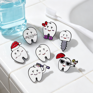Broche Criativo de Desenho Animado Esmaltado em Liga de Zinco com Niquelagem Preta para Atacado Personalizado em Mochilas e Roupas - Product Image 2