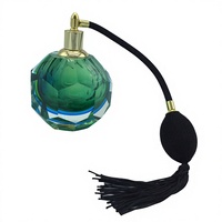 Flacon de parfum en verre moderne, artisanal et coloré pour une décoration romantique