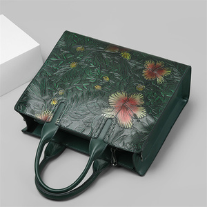 Nuevo estilo de moda con patrón en relieve para mujer, a la moda PU bolso de cuero, bolsos de mano grandes con flores en la parte delantera del bolso - Product Image 4