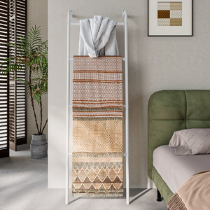 Toallero Trapezoidal de Hierro Moderno que Ahorra Espacio, Montado en la Pared con Varillas de Múltiples Niveles, Estante Organizador para Uso en el Hogar o en Hoteles - Product Image 2