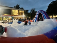Piscine à mousse gonflable multicolore arc-en-ciel avec tunnel en arc, grand réservoir de jeu gonflable pour événements et locations de fêtes à la mousse en extérieur