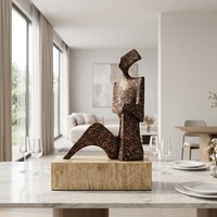 Sculpture abstraite de figure assise beige bronze moucheté, artisanat métallique, base en travertin, ornement de bureau d'hôtel, décoration de luxe
