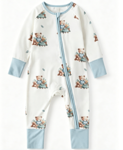 Özel Beyaz-Mavi Küçük Ayı Baskılı Desenli Ön Logolu Örme YKK Fermuarlı Bebek Pijama Takımı Tulum Uyku Kıyafeti ODM - Product Image 1