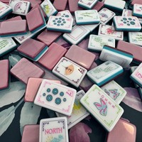 Jeu de Mahjong en Acrylique Poli Mat Doux avec Motifs Floraux et Éventails Délicats pour des Réunions Familiales Confortables en Intérieur lors des Fêtes