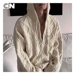 Fabricante de Suéteres con Certificación GRS, Suéter Cárdigan con Cremallera y Capucha de Punto Trenzado de Algodón y Poliéster Personalizado al por Mayor para Hombre - Product Image 4