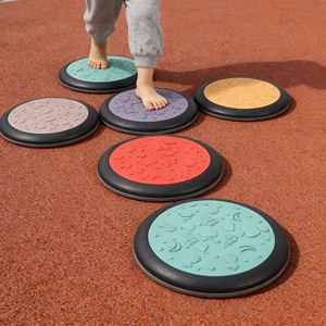 Jouets d'équilibre intérieurs et extérieurs avec des pierres sensorielles et des cercles tactiles pour le plaisir des terrains de jeux et les activités de groupe - Product Image 2