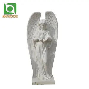 屋外墓地の装飾手彫りの等身大白い大理石の墓地の天使の像と翼