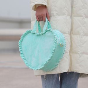 Sac <span class=keywords><strong>de</strong></span> toilette cosmétique à main en microfibre en forme <span class=keywords><strong>de</strong></span> cœur à volants avec logo personnalisé en gros, mignon organisateur <span class=keywords><strong>de</strong></span> voyage pour femmes - Product Image 2