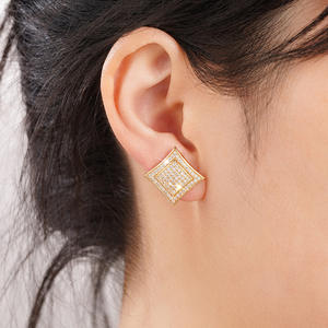 Pendientes de botón modernos chapados en oro con diseño cuadrado de circonita para fiesta, joyería de moda unisex, acabado 18K, microincrustaciones geométricas - Product Image 6