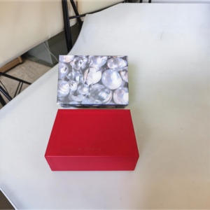 Caja de embalaje para reloj de mujer, hecha a mano en fábrica, de plástico rojo, cuero sintético, con un hermoso logotipo estampado en lámina, con caja exterior. - Product Image 6