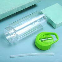 Bouteille d'eau de sport en plastique de 500 ml avec poignée et paille, réutilisable, anti-fuite et écologique pour le camping