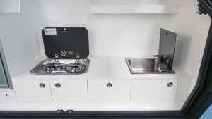 Nouvelle caravane de camping moderne X5 Mini en aluminium, légère, en forme de <span class=keywords><strong>goutte</strong></span> d'<span class=keywords><strong>eau</strong></span>, avec cuisine coulissante et double <span class=keywords><strong>suspension</strong></span> antichoc – Édition 2026 en promotion - Product Image 4