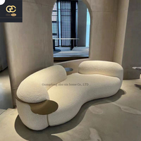 Canapé design italien de luxe pour salon en velours d'agneau courbé et sable, canapé design créatif de luxe