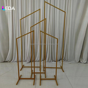 Set Perlengkapan Panggung Pernikahan LEDA, Bingkai Geometris Tak Beraturan Warna Emas, Lampu Hangat, Stand Backdrop Logam untuk Penggunaan Indoor dan Outdoor - Product Image 2
