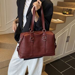 Sac fourre-tout classique en cuir PU avec boucle, grande capacité, pour femme, sac à bandoulière professionnel, vente en gros d'usine - Product Image 2