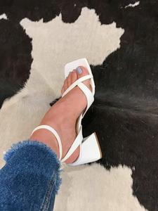 Nuevas Sandalias de tacón alto de verano para mujer de gran tamaño estilo romano cabeza cuadrada en forma de hebilla de tacón grueso tendencia de moda impermeable - Product Image 3