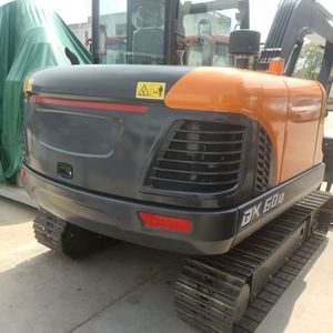 Mini-excavatrice compacte Develon DX60D 6 tonnes, à bras court, moteur Yanmar Stage V haute efficacité pour la construction urbaine - Product Image 3