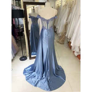 Abito da ballo formale 2025 blu fumo con spalle scoperte, corpetto in pizzo e gonna in raso plissettata a mano, ideale per Black Tie - Product Image 2