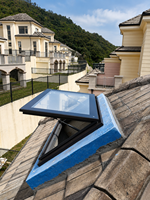 Fenêtre de toit électrique télécommandée en aluminium à double vitrage pour maisons, étanche et ventilée, idéale pour projets de villas et résidences.