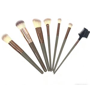 Best-selling professional <b>makeup</b> brush set for facial <b>makeup</b>, including eyeshadow, blush, foundation and other <b>makeup</b> <b>tools</b>. - Product Image 5