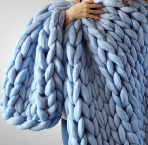 Couverture tricotée en coton moderne doux et chaud, tissage végétalien épais, fait à la main, bleu lourd, prix bon marché - Product Image 1
