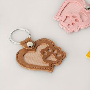 Llavero de piel sintética para guardar recuerdos de mascotas, colgante con forma de corazón y huella para amantes de perros y gatos - Product Image 2