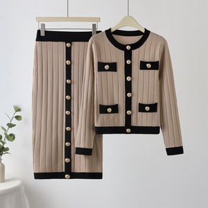 ชุดเสื้อกันหนาวผู้หญิงแบบสองชิ้น กระดุมติด ดีไซน์เรียบหรู สีพื้น เสื้อคลุมคาร์ดิแกนและเสื้อสเวตเตอร์ - Product Image 2