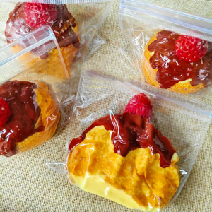 Jouet à presser en silicone réaliste en forme de gâteau aux fraises de 8 cm, qualité alimentaire, pour tous les âges, cadeau pour booster l'humeur, pour les 5 à 7 ans - Product Image 2