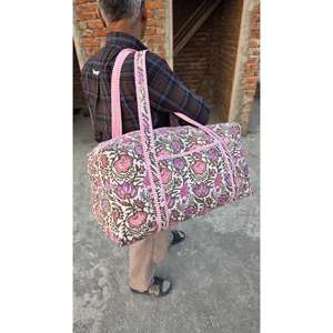 Bolsa de Viaje Acolchada de Algodón, Hecha a Mano, Elegante, Ligera, Duradera, con Estampado Tradicional, Perfecta para Viajes de Fin de Semana - Product Image 4