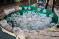 Machine d'assemblage automatique de bouchons en aluminium et plastique pour bouteilles