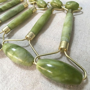 Juego de herramientas Green Roller y Gua Sha de Natural Jade Scraper masajeador con piedras para cara, cuello, espalda y línea de mandíbula - Product Image 5