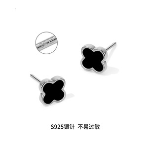 Boucles d'oreilles clous trèfle à quatre feuilles en argent S925, motif floral géométrique noir pour femmes à oreilles percées - Product Image 1