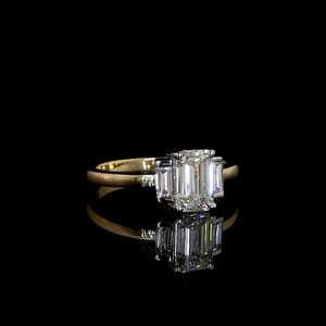 Anillo de Oro 14K Corte Esmeralda Diamante Tres Piedras Classic Sparkle - Product Image 1