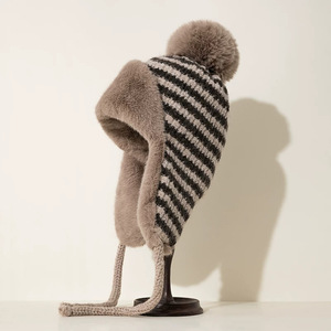 Chapeau d'hiver pour <span class=keywords><strong>femme</strong></span> en tricot rayé avec <span class=keywords><strong>pompon</strong></span> en <span class=keywords><strong>fourrure</strong></span>, style Lei Feng, épaissi, protection des oreilles, pour le <span class=keywords><strong>ski</strong></span> et la neige - Product Image 6