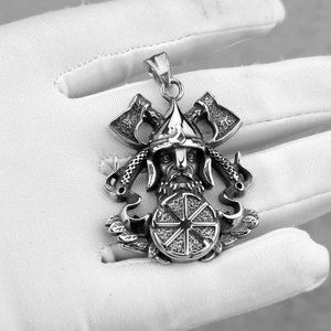 Collana da Uomo Retrò in Acciaio Inossidabile con Ciondolo Ascia del Dio della Guerra Vichingo e Amuleto Runico - Vendita all'Ingrosso - Product Image 4