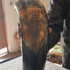 Cuerno Vikingo para Beber con Soporte, Taza de Cuerno de Búfalo Natural Pulido para Amantes del Hidromiel, Cerveza y Cerveza Artesanal, Hecho a Mano en India - Product Image 1