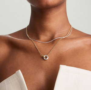 Elegante Collana con Anelli Intrecciati in Acciaio Inossidabile Placcato Oro PVD, Gioielli Minimalisti per Migliori Amiche - Product Image 3