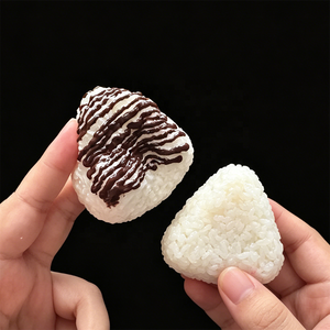 Modèle d'Onigiri triangulaire en PU à rebond lent, diverses couleurs naturelles assorties, aspect réaliste d'algues marines, toucher doux, décoration de bureau - Product Image 4