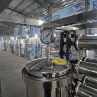 Nouveau système de filtration d'eau par osmose inverse monté sur châssis avec contrôle PLC, productivité de 2000 L/heure, garantie d'un an